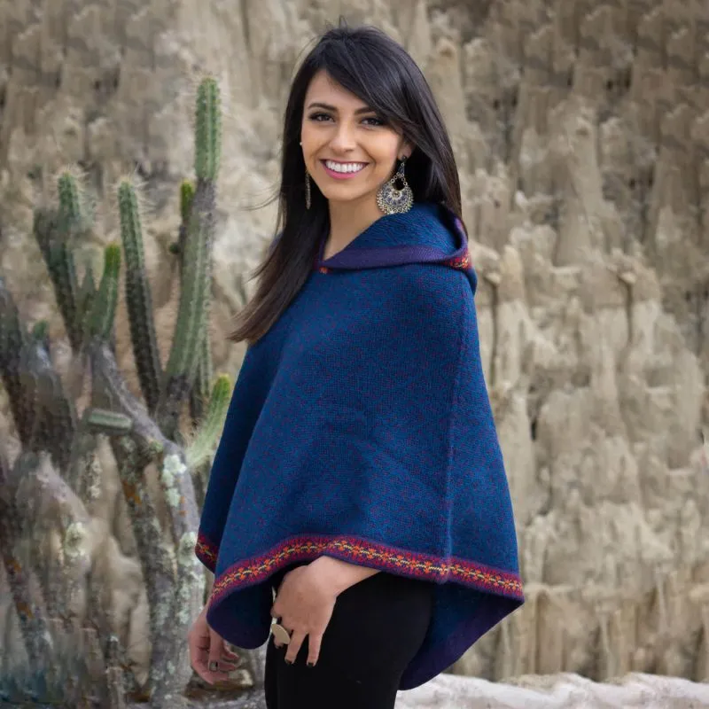 Poncho de alpaca estilo andino moderno