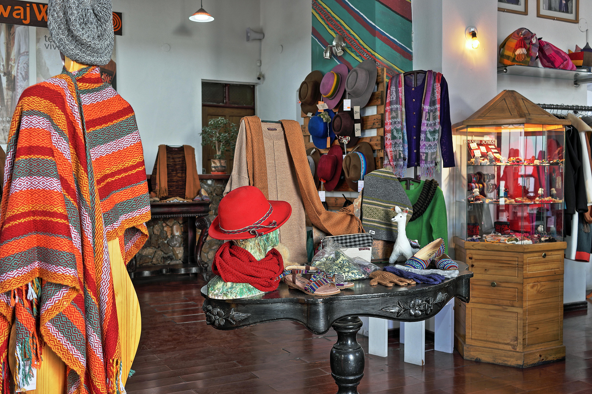 Modelo con prenda andina contemporánea en Tarija